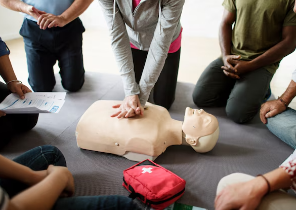 groep-diverse-mensen-in-cpr-opleidingsklasse_53876-31182